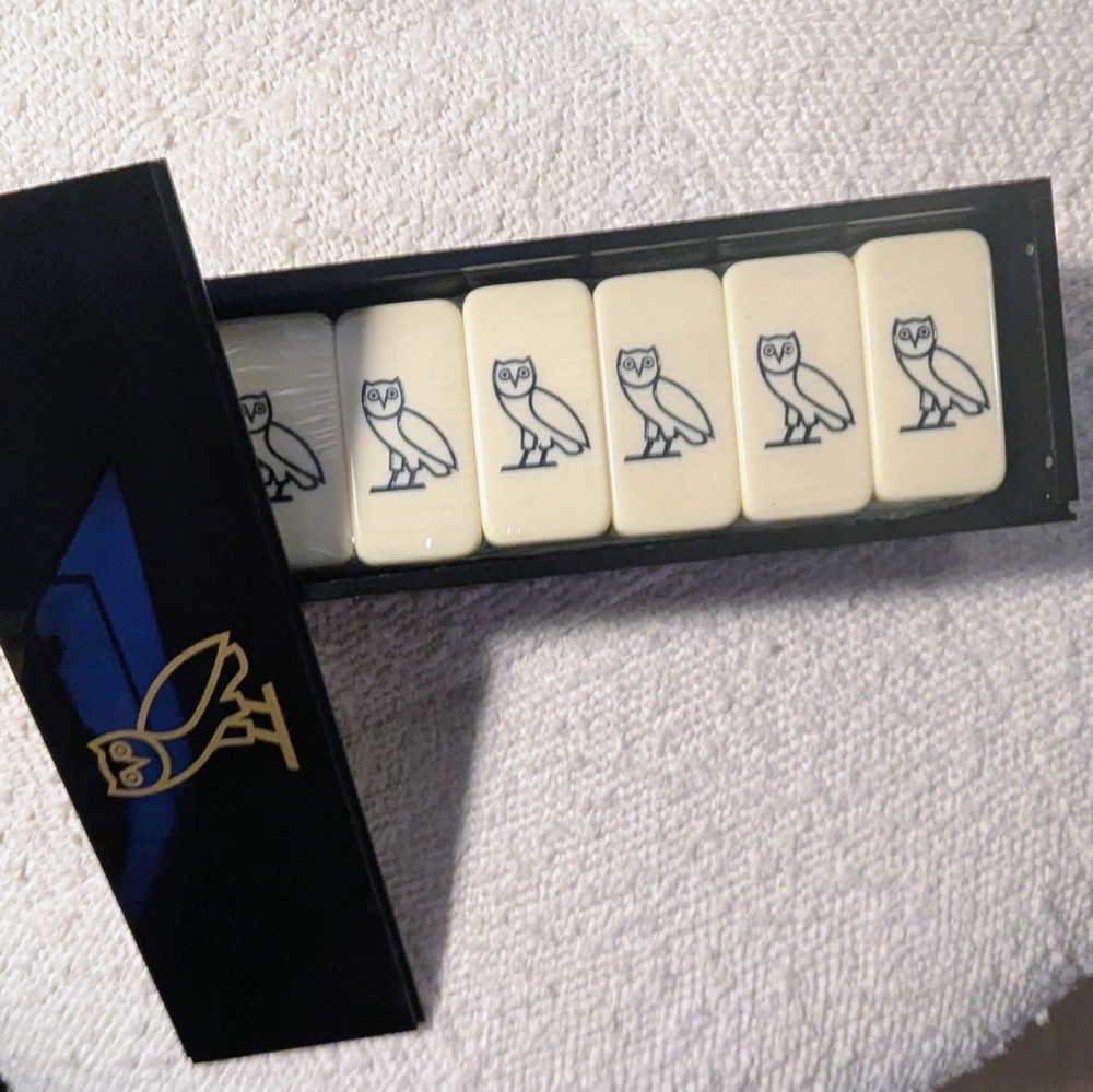 OVO Iconic Owl Domino Set With Glossy Black Case